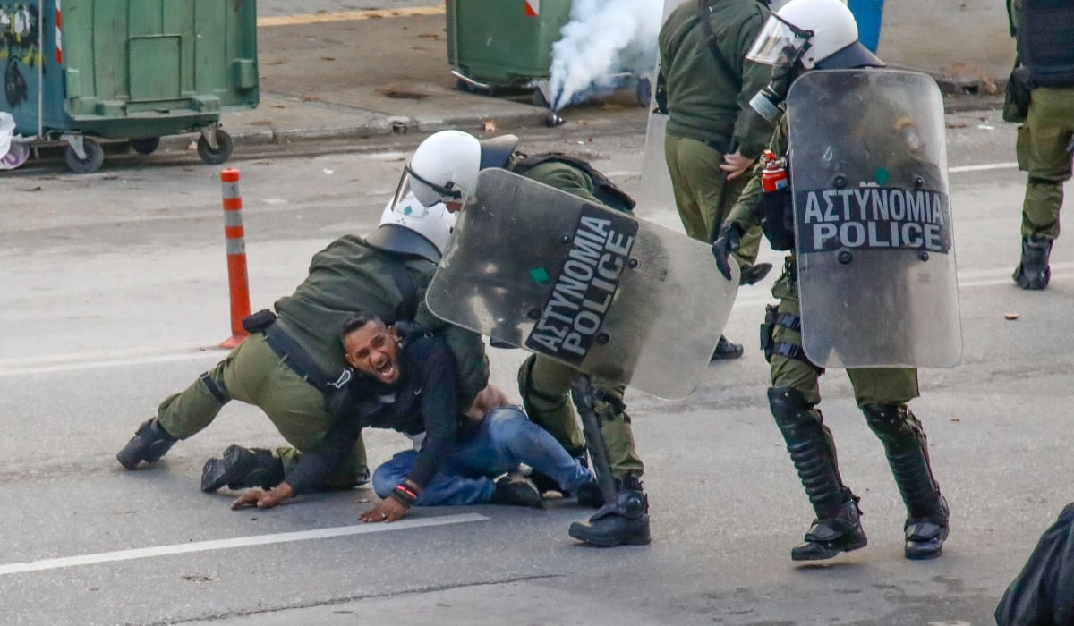 Θεσσαλονίκη: «Τον γιο μου σκοτώσανε» – Η στιγμή που τα ΜΑΤ ρίχνουν κάτω τον πατέρα του 16χρονου