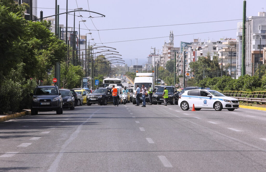 Άνδρας απειλεί να αυτοκτονήσει στη λεωφόρο Συγγρού