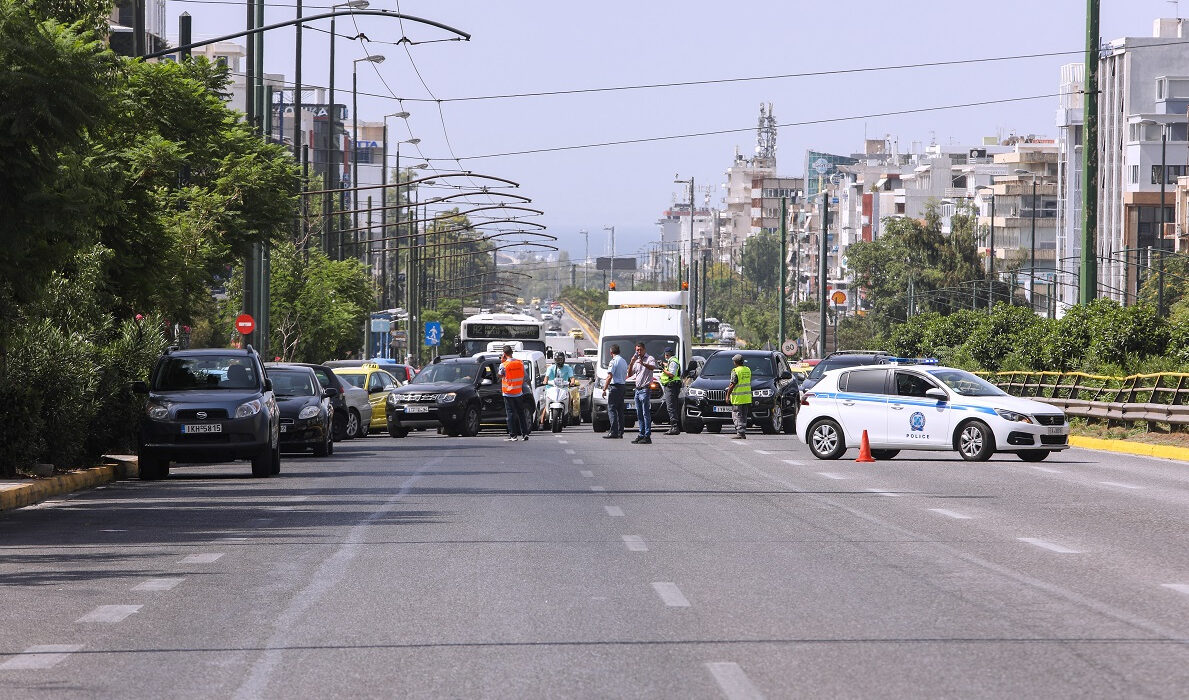 Άνδρας απειλεί να αυτοκτονήσει στη λεωφόρο Συγγρού