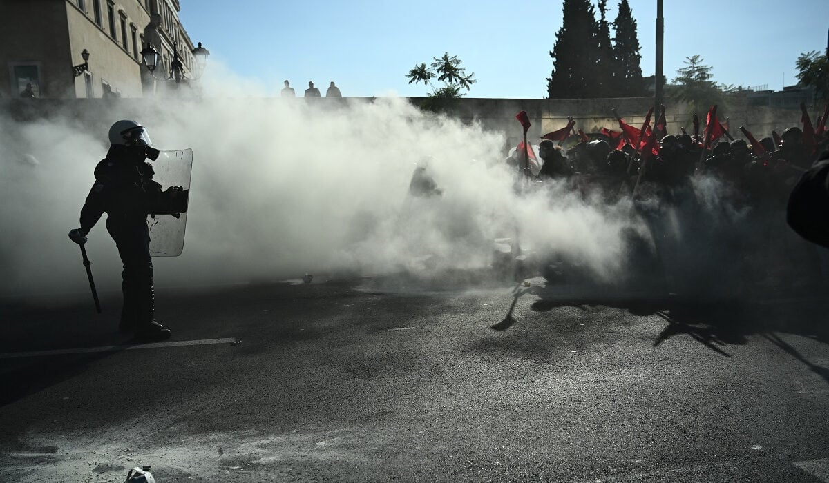 Πανεκπαιδευτικό συλλαλητήριο: Ένταση στα Εξάρχεια, χημικά και κρότου λάμψης στο Σύνταγμα – 10 προσαγωγές