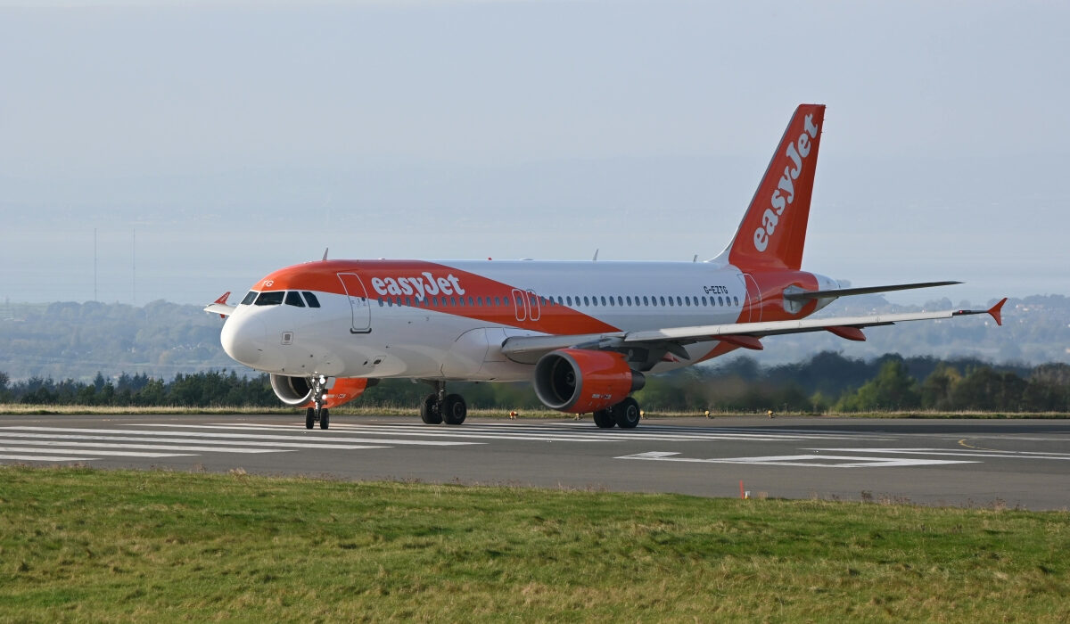 Αναγκαστική προσγείωση αεροπλάνου της easyJet στην Αθήνα – Κατέρρευσε ο ένας από τους πιλότους