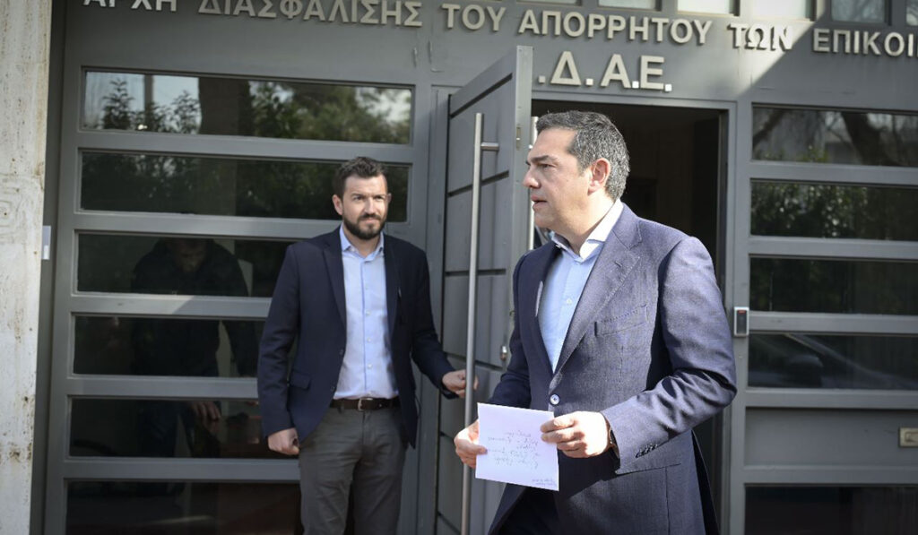 Ο Τσίπρας με φάκελο στα χέρια έξω από την ΑΔΑΕ: «Το φως της Δημοκρατίας νίκησε το σκοτάδι»