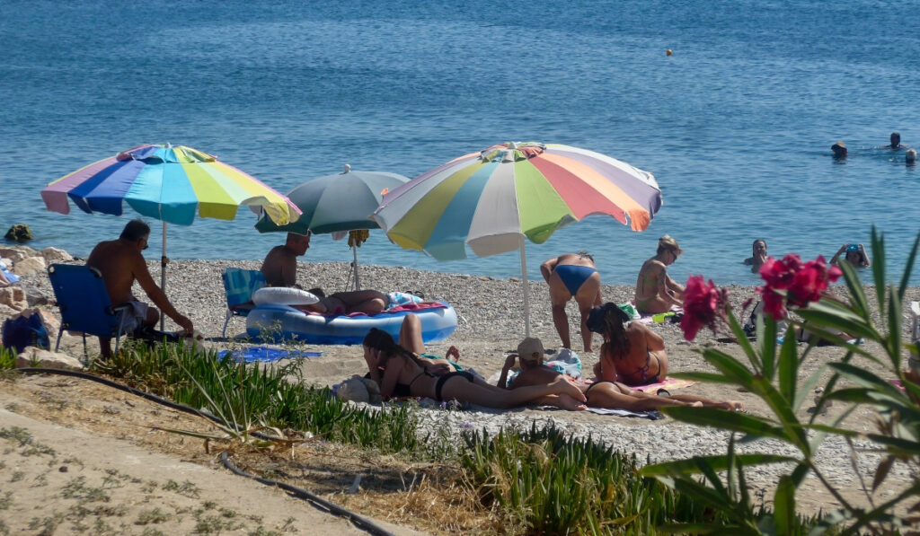 Καιρός-meteo: Ζέστη με μικρή ανάσα δροσιάς την Τρίτη