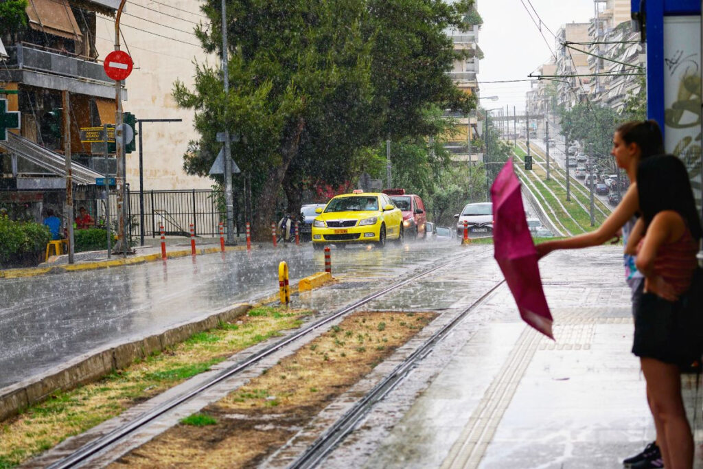 Έκτακτο δελτίο επιδείνωσης καιρού: Τριήμερη κακοκαιρία με καταιγίδες – Προσοχή την Κυριακή