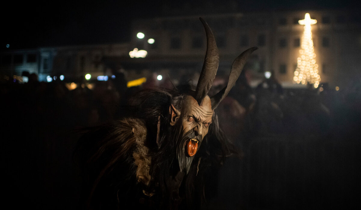 Krampus: Ο δαιμονικός βοηθός του Αγίου Νικολάου – Το χριστουγεννιάτικο έθιμο από την Αυστρία