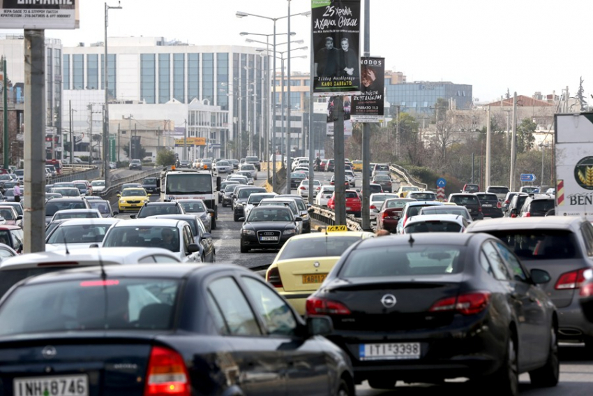 Κυκλοφοριακό χάος στη λεωφόρο Αθηνών, έσπασε αγωγός νερού