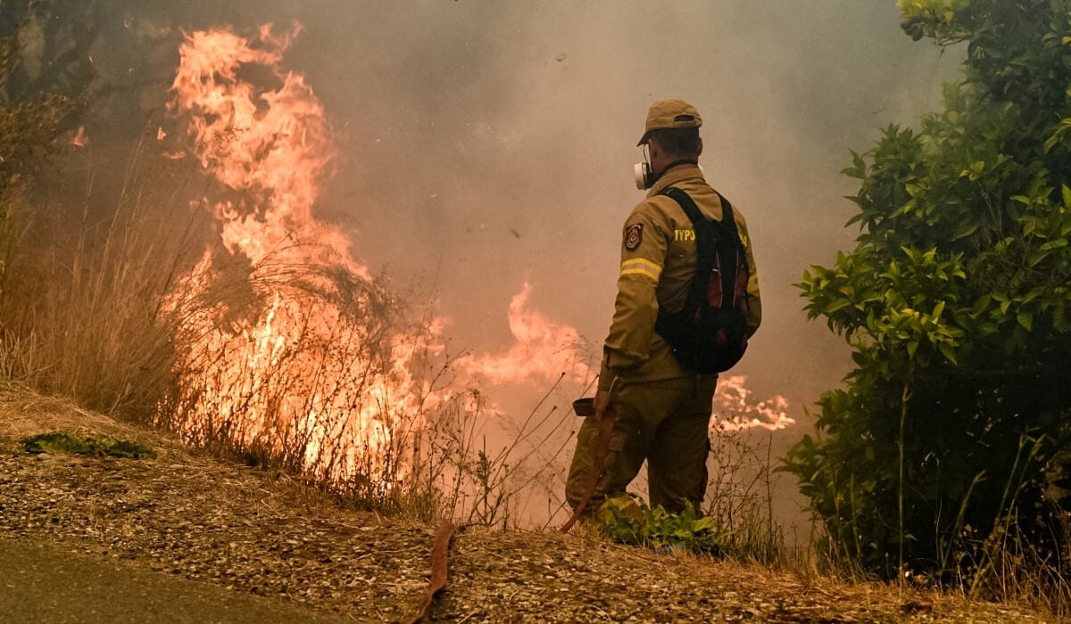 Υπό μερικό έλεγχο οι φωτιές σε Τζουμέρκα και Λακωνία