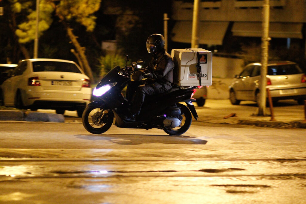 Νέος παίκτης στην αγορά delivery μπαίνει «σφήνα» σε Efood και Wolt