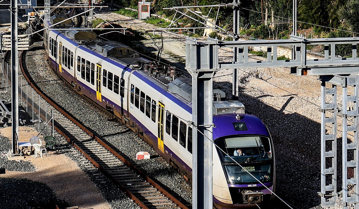 Πάτρα: Ο καύσωνας στράβωσε τη σιδηροδρομική γραμμή του προαστιακού – Ποια δρομολόγια «κόβονται»