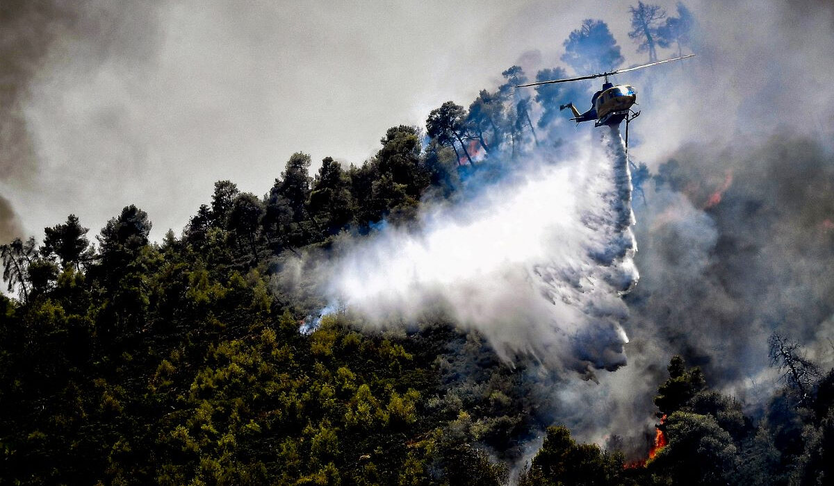 Φωτιά στα Βίλια: Εκκενώθηκε κατασκήνωση – 110 πυροσβέστες στη μάχη