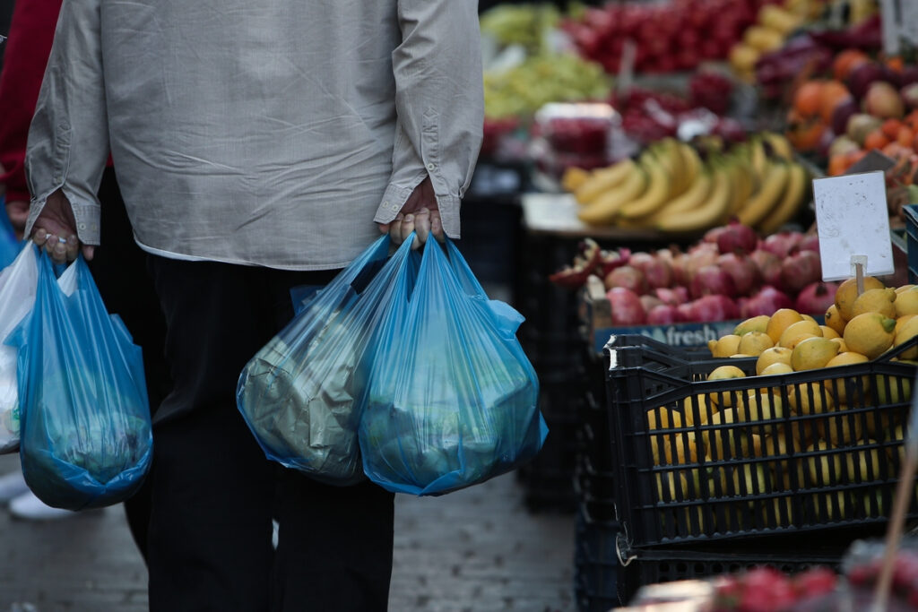 Αποκαλυπτικά τα στοιχεία της ΕΛΣΤΑΤ: 3 εκατομμύρια Έλληνες στα πρόθυρα της φτώχειας