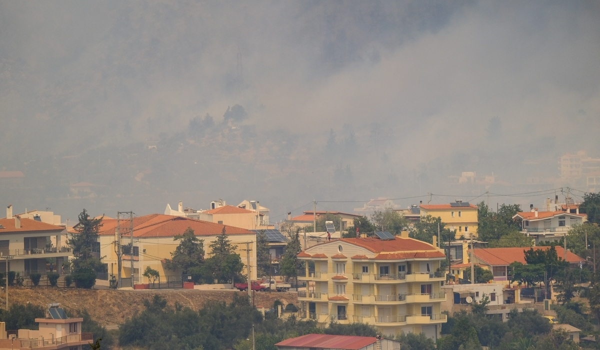 Καπνοί από φωτιά: Έκτακτες οδηγίες του υπουργείου Υγείας – Προσοχή στις απλές μάσκες