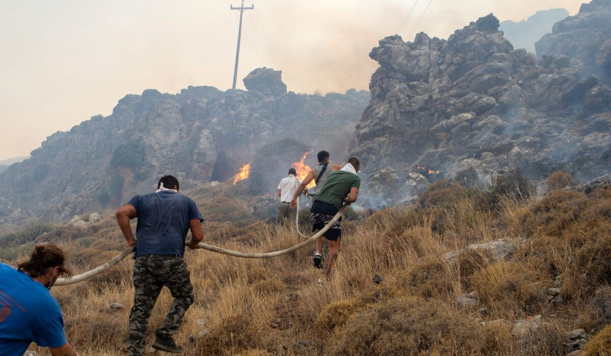 Εννιά μέρες κόλασης στη Ρόδο: Μάχη σε τρία μέτωπα – Αναζωπυρώσεις στην Κέρκυρα