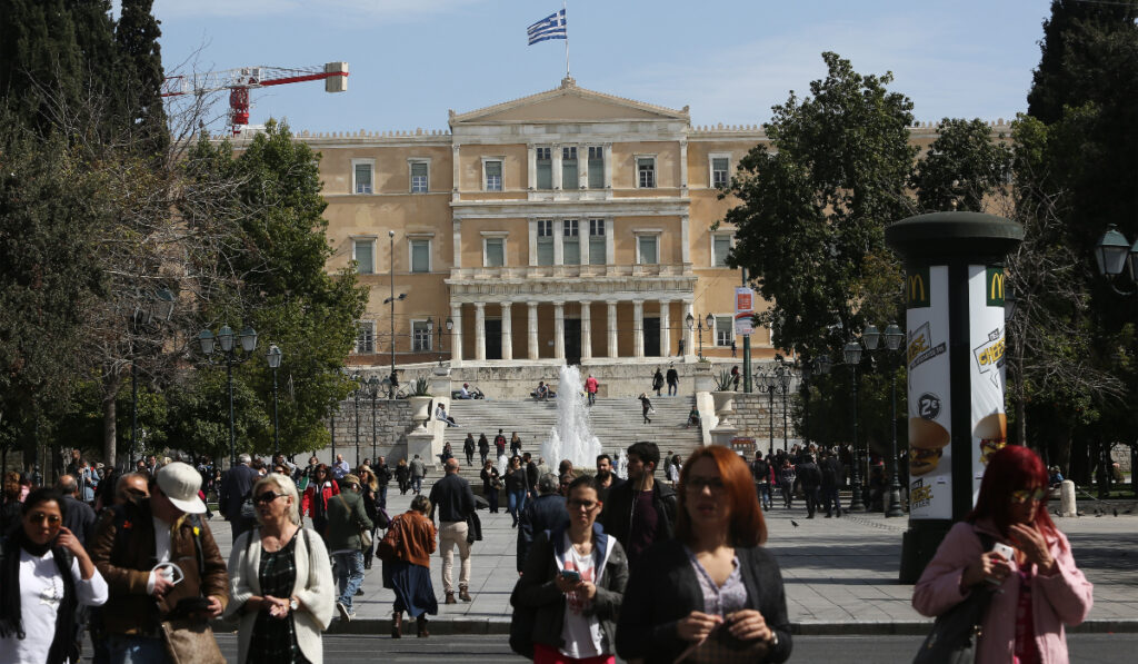 Διπλό εκτροχιασμό δείχνουν τα γκάλοπ για κυβέρνηση και αντιπολίτευση