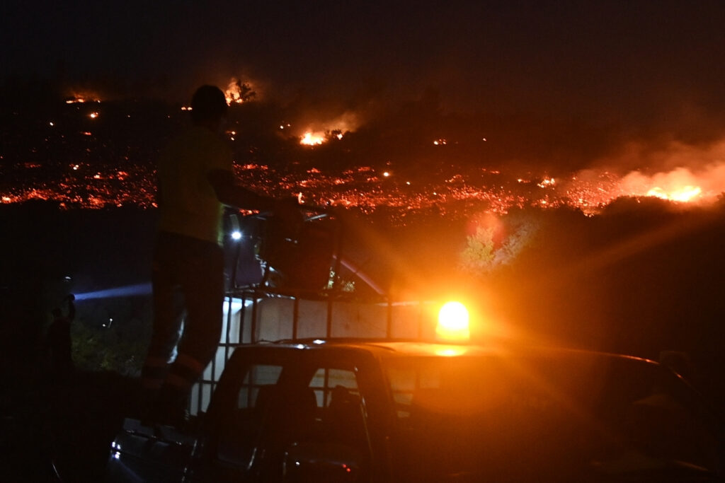 Φλέγονται Κρέστενα, Γρύλλος, Σμέρνα: Νύχτα που θυμίζει το 2007 στην Ηλεία – Δείτε φωτογραφίες και βίντεο