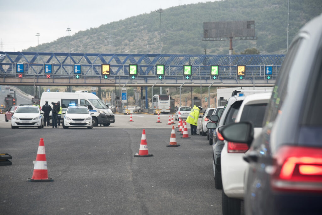 Μετακίνηση εκτός νομού: Τεστ σε ανεμβολίαστους και στα διόδια για τα ΙΧ εισηγήθηκε η επιτροπή