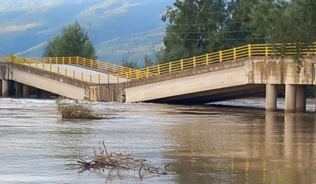 Λάρισα: Κατέρρευσε η γέφυρα στον Παλαιόπυργο – Μέσω Πυργετού οι μετακινήσεις