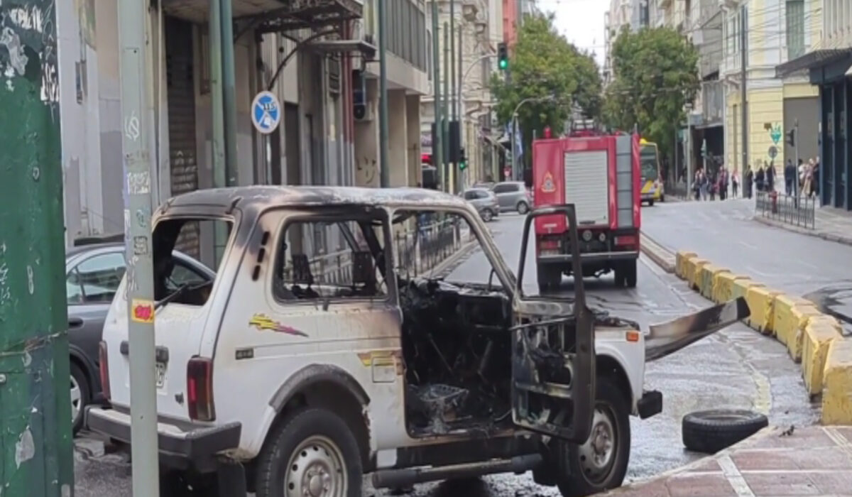 Φωτιά σε όχημα στο κέντρο της Αθήνας – Βίντεο από το σημείο