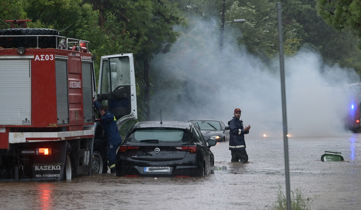 Κακοκαιρία: Πάνω από 128 κλήσεις για βοήθεια δέχθηκε η Πυροσβεστική