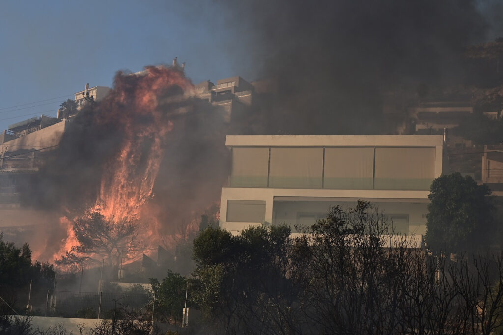 Φωτιά στη Σαρωνίδα: Καίγονται σπίτια – Δεν έχουν νερό να προστατεύσουν τις περιουσίες τους οι κάτοικοι