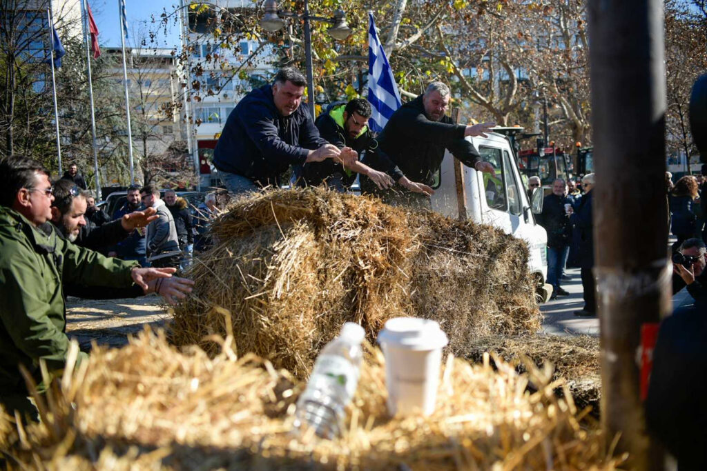 Κλιμακώνουν τις κινητοποιήσεις οι αγρότες: Έκλεισαν συμβολικά την Εθνική Αθηνών – Λαμίας