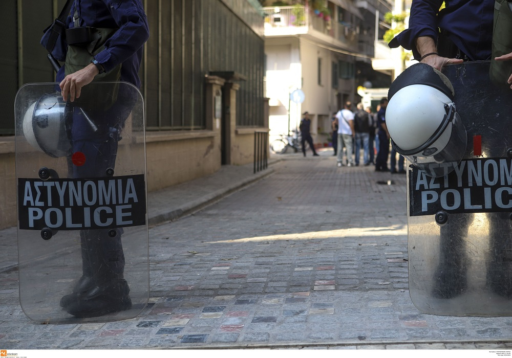 Παρέμβαση Ρουβίκωνα έξω από το ΑΤ Κολωνού