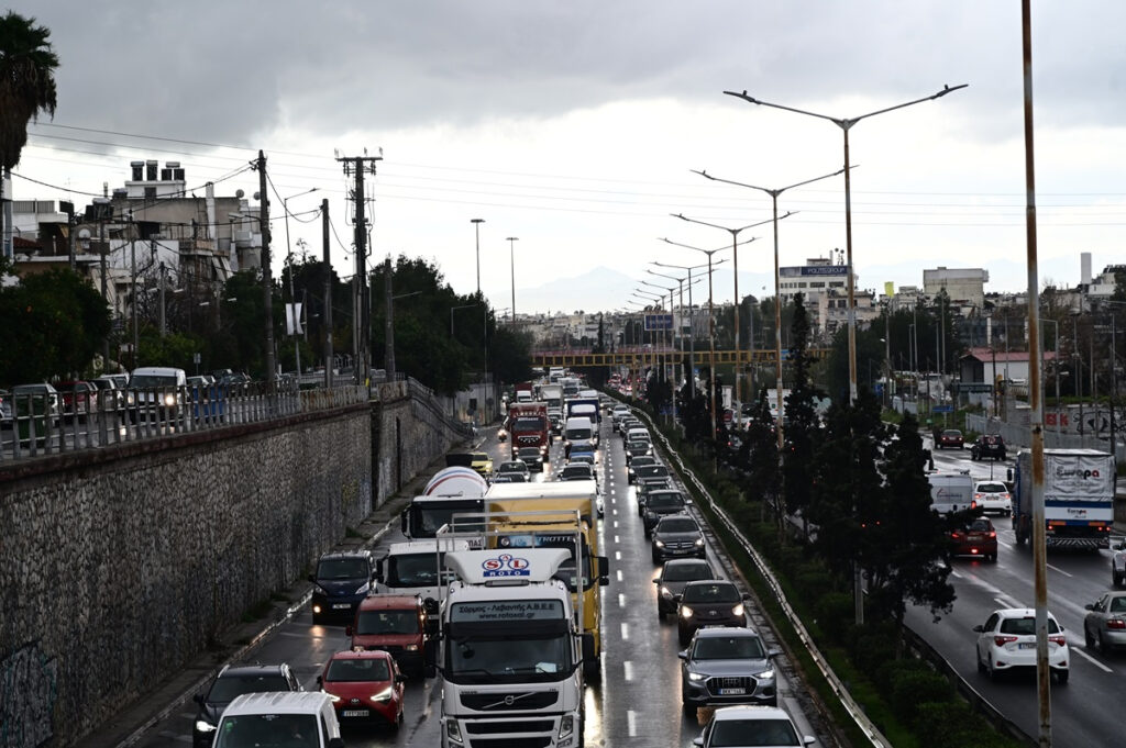 Με λίγα προβλήματα επιστρέφουν οι εκδρομείς του τριημέρου – Αυξημένη κίνηση στην Αθηνών-Κορίνθου