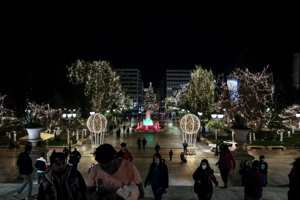 Πέντε νέα μέτρα εισηγήθηκαν οι Ειδικοί με καθολική απαγόρευση ανεμβολίαστων τα Χριστούγεννα