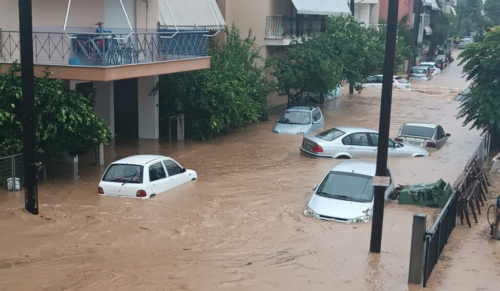 Εικόνες Αποκάλυψης στον Βόλο – Τεράστιες καταστροφές από την κακοκαιρία Daniel (Βίντεο)