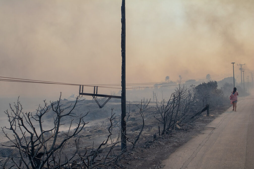 Φωτιά στη Ρόδο: Εικόνες που κόβουν την ανάσα – Ανείπωτη η καταστροφή στο νησί (Βίντεο)