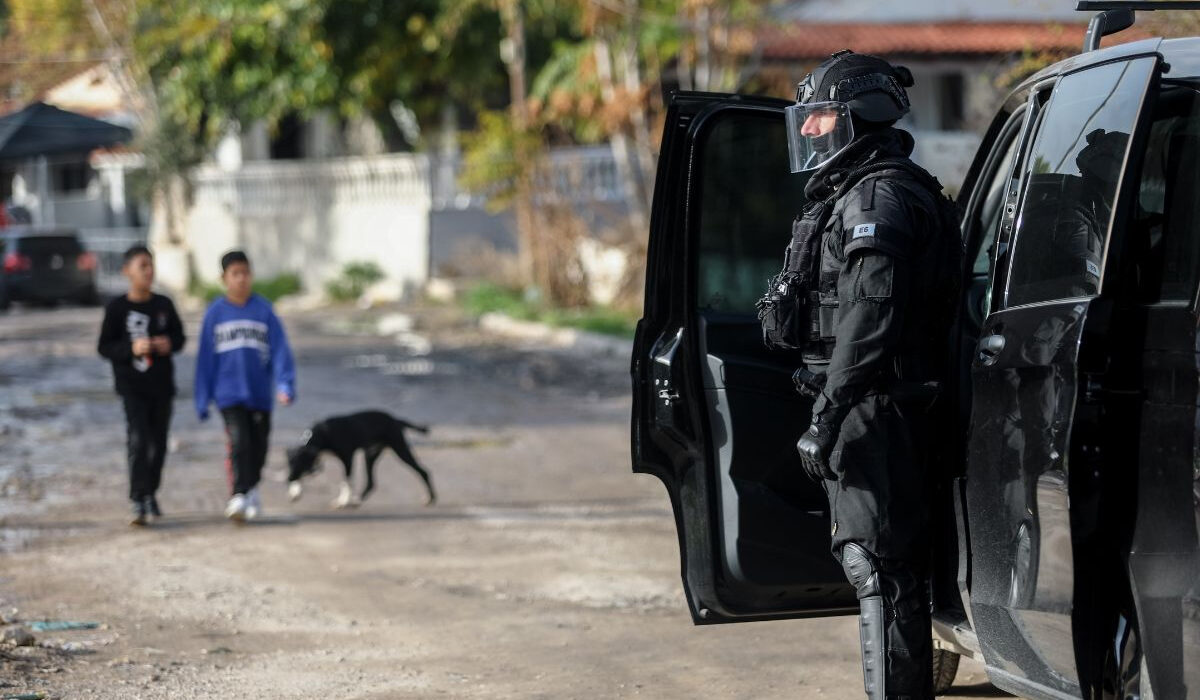 Νύχτα ταραχών στη Δ. Αττική: Συμπλοκές, φωτιές και ένας Ρομά νεκρός – Απολογείται ο αστυνομικός