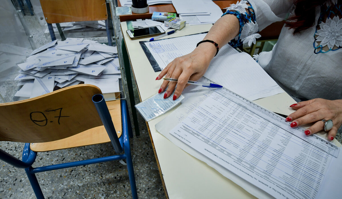 ΥΠΕΣ: Άρχισε η εκκαθάριση των εκλογικών καταλόγων – Ποιοι πρέπει να μπουν στην εφαρμογή «Μάθε πού Ψηφίζεις»