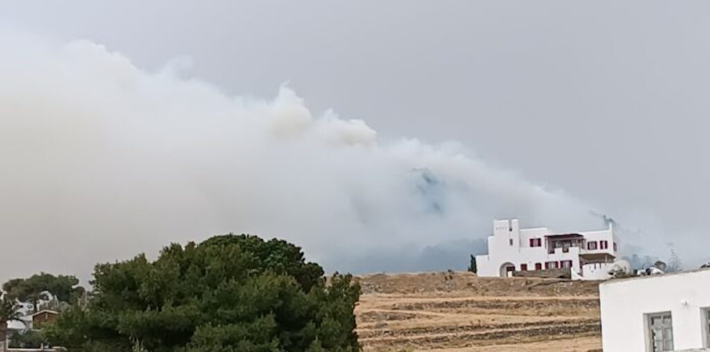 Σε ύφεση η φωτιά στην Πάρο