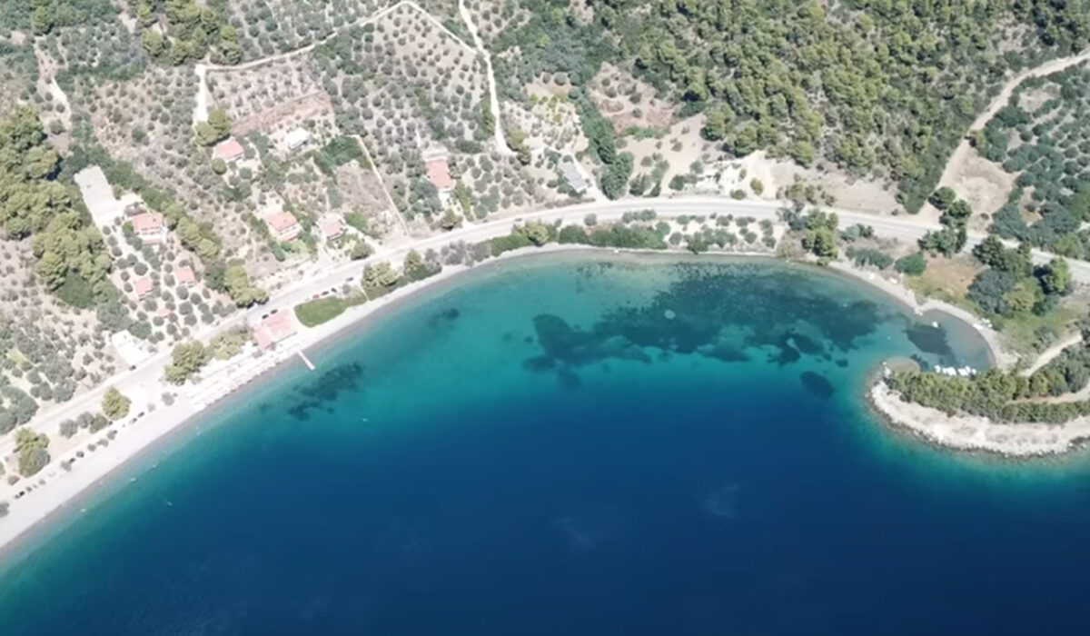 Η παραλία – διαμάντι της Εύβοιας που λίγοι γνωρίζουν