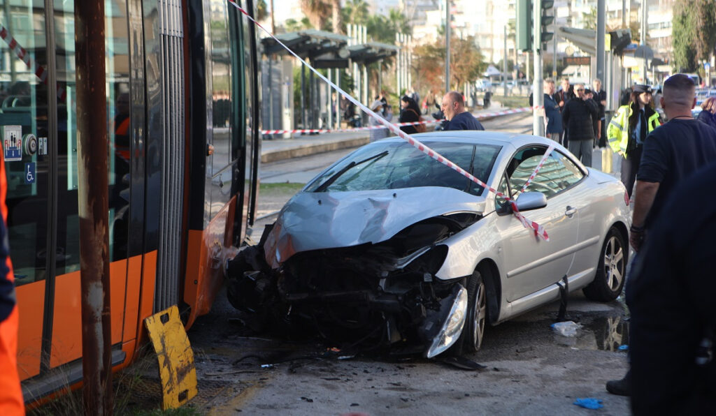 Νέο βίντεο ντοκουμέντο από το δυστύχημα στο Φλοίσβο – Η στιγμή που το ΙΧ παρέσυρε 2 πεζούς