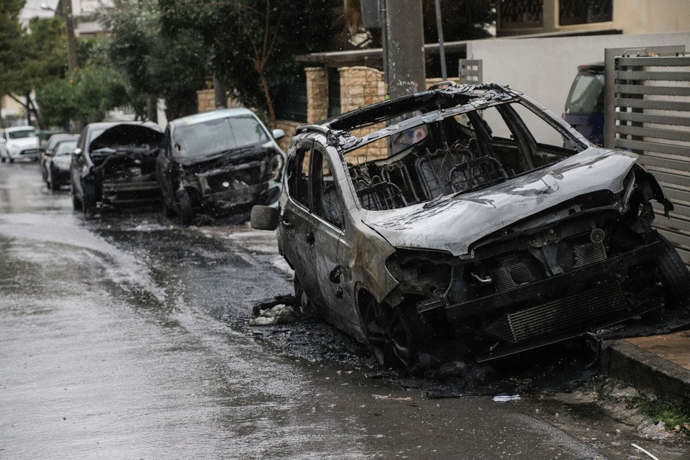 Μπαράζ εμπρηστικών επιθέσεων σε Πέραμα, Πατήσια και Καλλιθέα