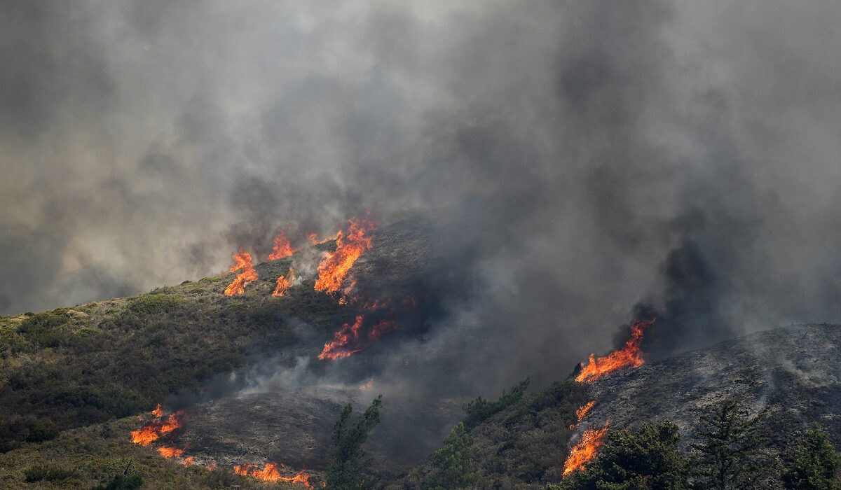 Φωτιά τώρα: Σε πύρινο κλοιό η Ρόδος, οι φλόγες καίνε εκτάσεις με πράσινο – Τα νεότερα για Κέρκυρα