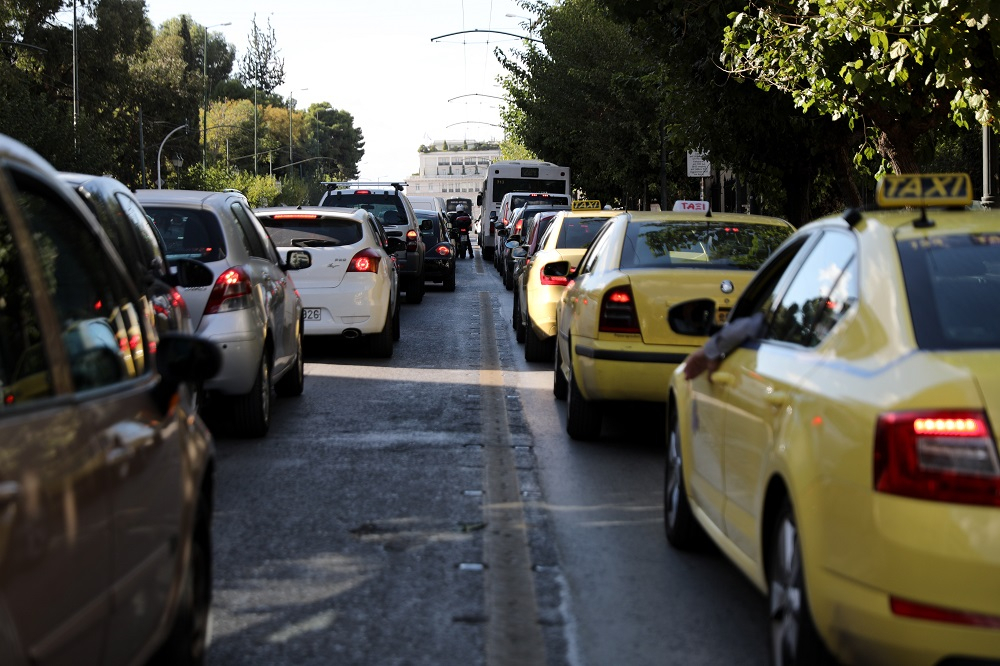 Πότε επιτρέπεται δεύτερο άτομο σε ΙΧ και ταξί