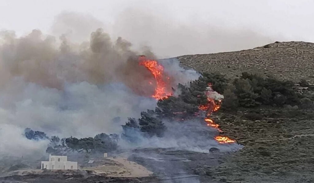 Φωτιά στην Πάρο: Ξέσπασε λόγω εργασιών καθαρισμού – Τρεις συλλήψεις