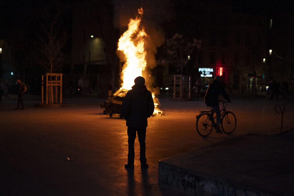 Πύρρειος νίκη Μακρόν στη Βουλή – Οργή και οδοφράγματα σε όλη τη Γαλλία