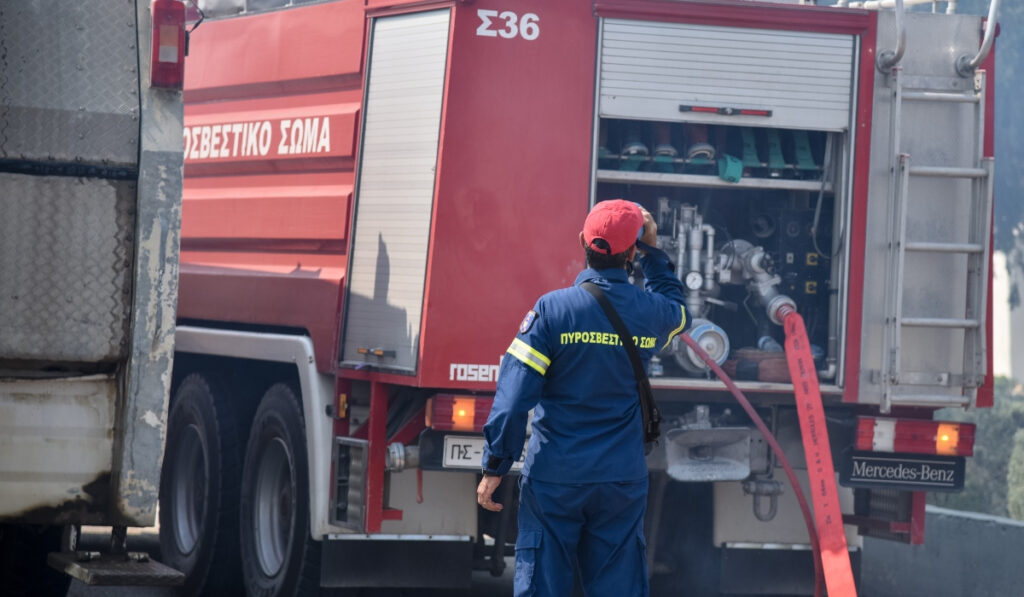 Φωτιά τώρα στα Άσπρα Σπίτια Ηλείας – Ξέσπασε μετά από κεραυνό