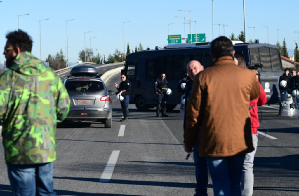 Ξεκίνησαν τα μπλόκα οι αγρότες – Έκλεισαν τον κόμβο της Νίκαιας στην ΠΑΘΕ (Εικόνες – Βίντεο)