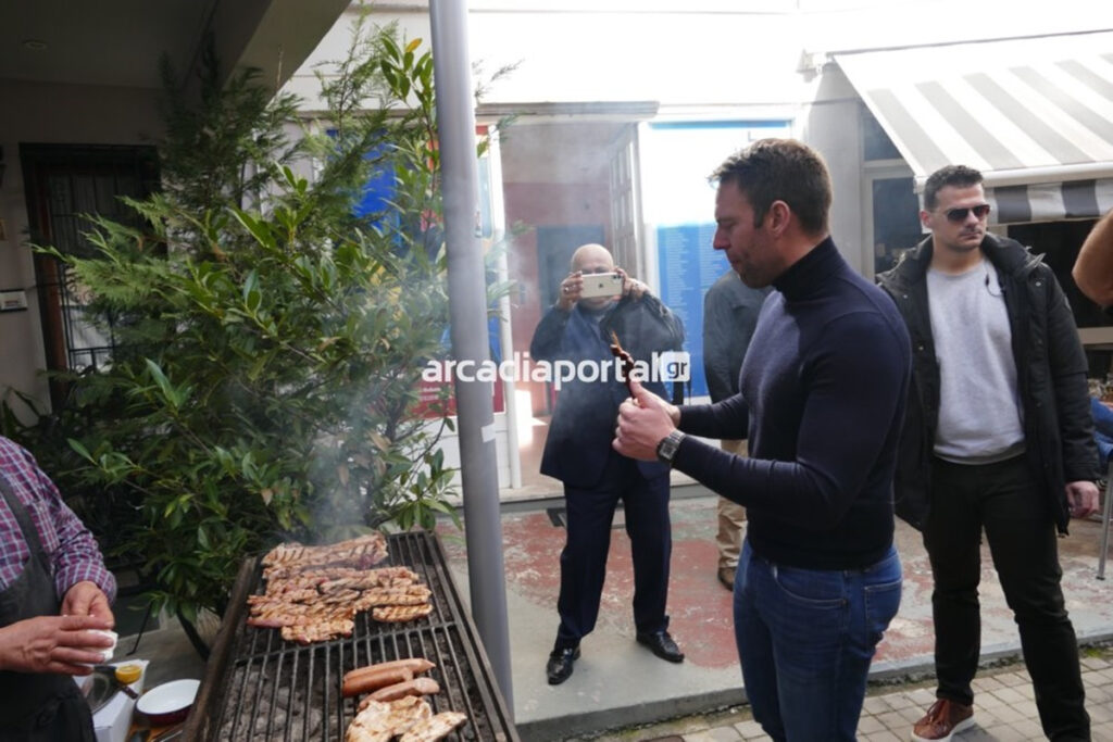 Τσικνοπέμπτη στην Τρίπολη για τον Κασσελάκη – Τσίκνα, παϊδάκια και καλαμάκια (Δείτε φωτογραφίες)