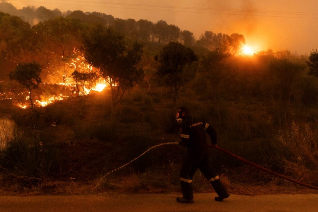 Σε χαράδρα του Εθνικού Δρυμού η φωτιά στην Πάρνηθα – Μάχη με τις αναζωπυρώσεις