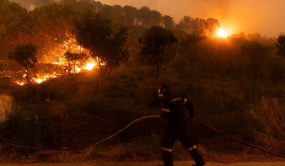 Σε χαράδρα του Εθνικού Δρυμού η φωτιά στην Πάρνηθα – Μάχη με τις αναζωπυρώσεις