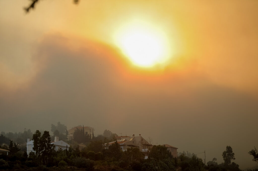 Φωτιά στην Πεντέλη: Συγκλονιστικές μαρτυρίες, οι φλόγες δίπλα στα σπίτια