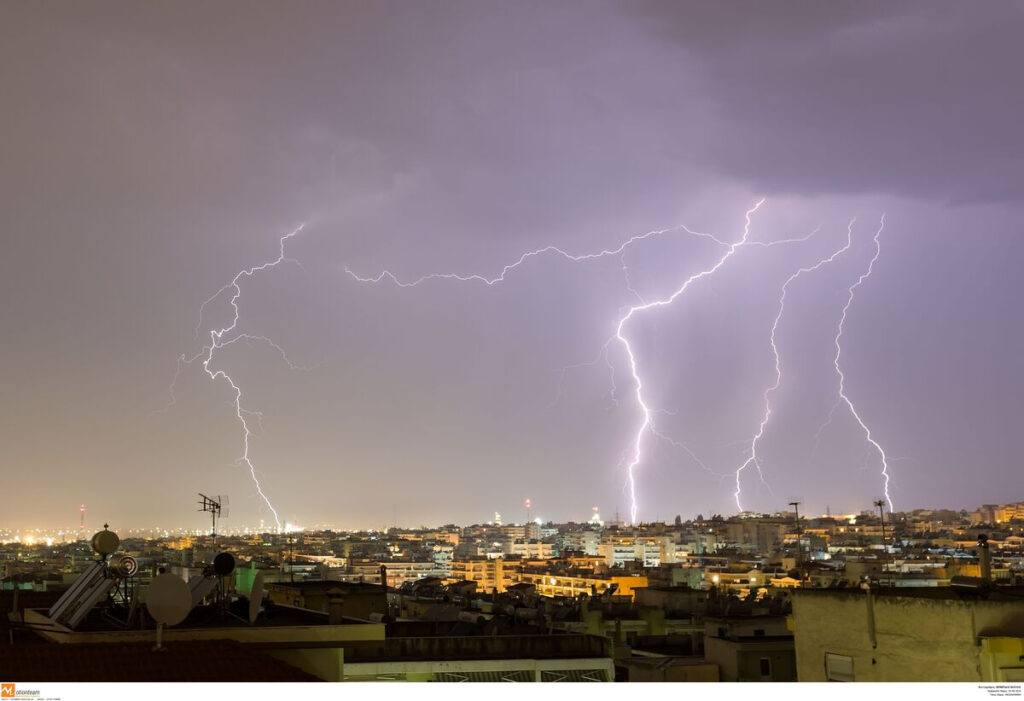 Δύο κύματα κακοκαιρίας φέρνουν τον χειμώνα: Χαλάζι και καταιγίδες σε 5 περιοχές (LIVE η πορεία – Χάρτες)