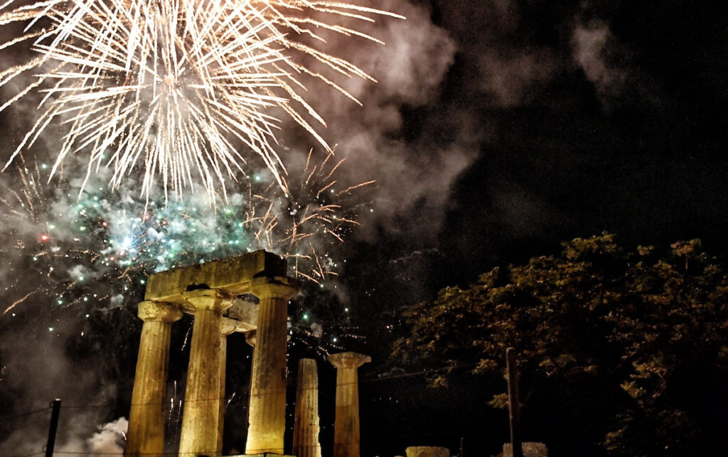 Με λαμπρότητα και κατάνυξη γιορτάστηκε η Ανάσταση σε όλη τη χώρα (εικόνες, βίντεο)