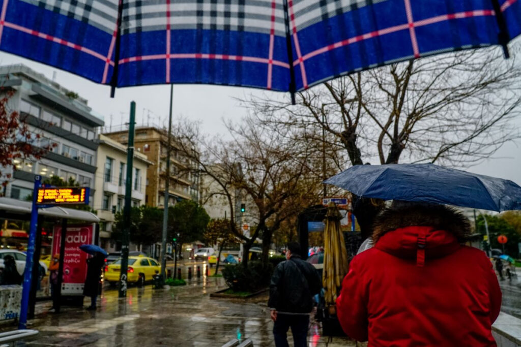 Καιρός: Άνοιξαν οι ουρανοί στην Αθήνα – Αστραπές και μπόρα λασποβροχής