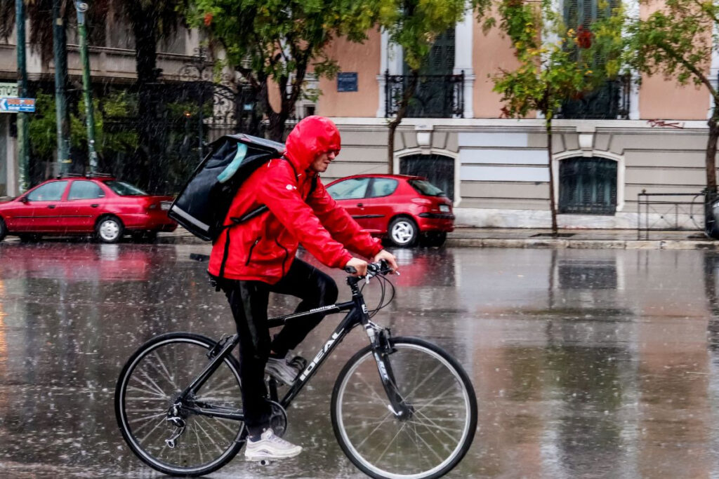 Καιρός: Ισχυρές βροχές, καταιγίδες και πτώση της θερμοκρασίας – Ποιες περιοχές στο επίκεντρο